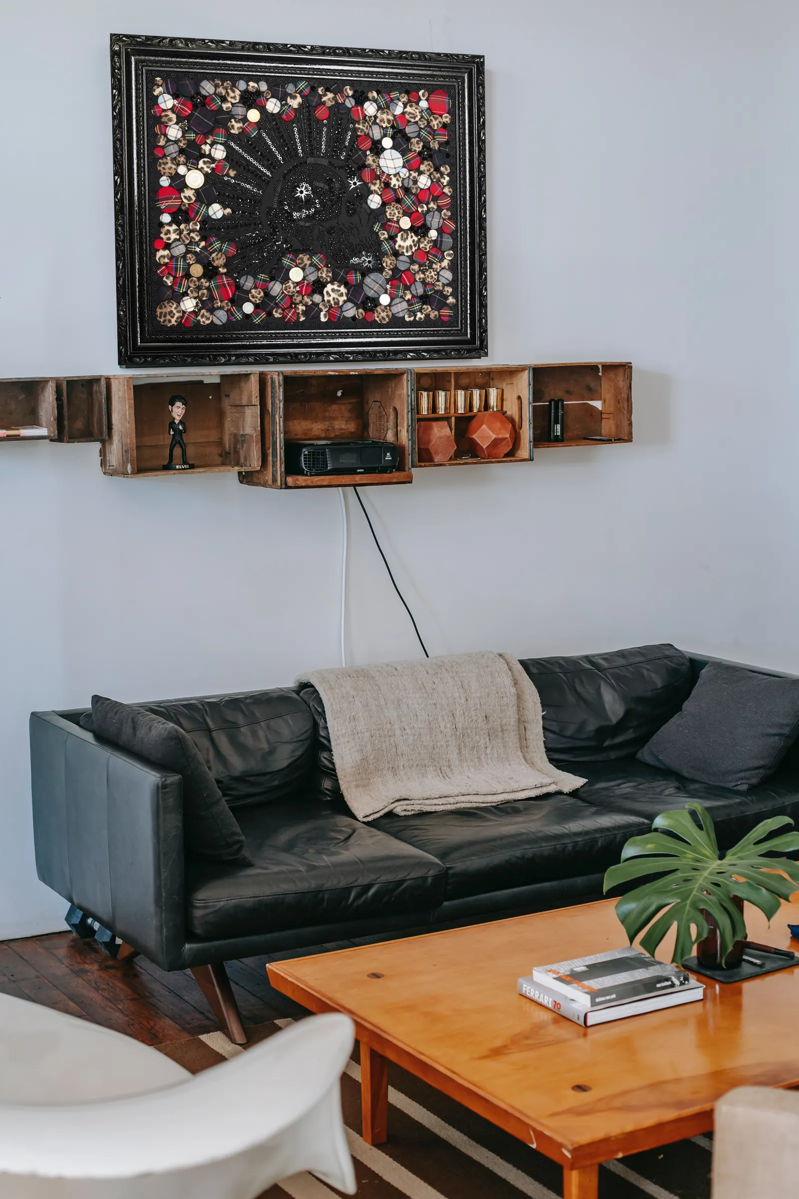Montage : Punk Attitude accroché dans un intérieur