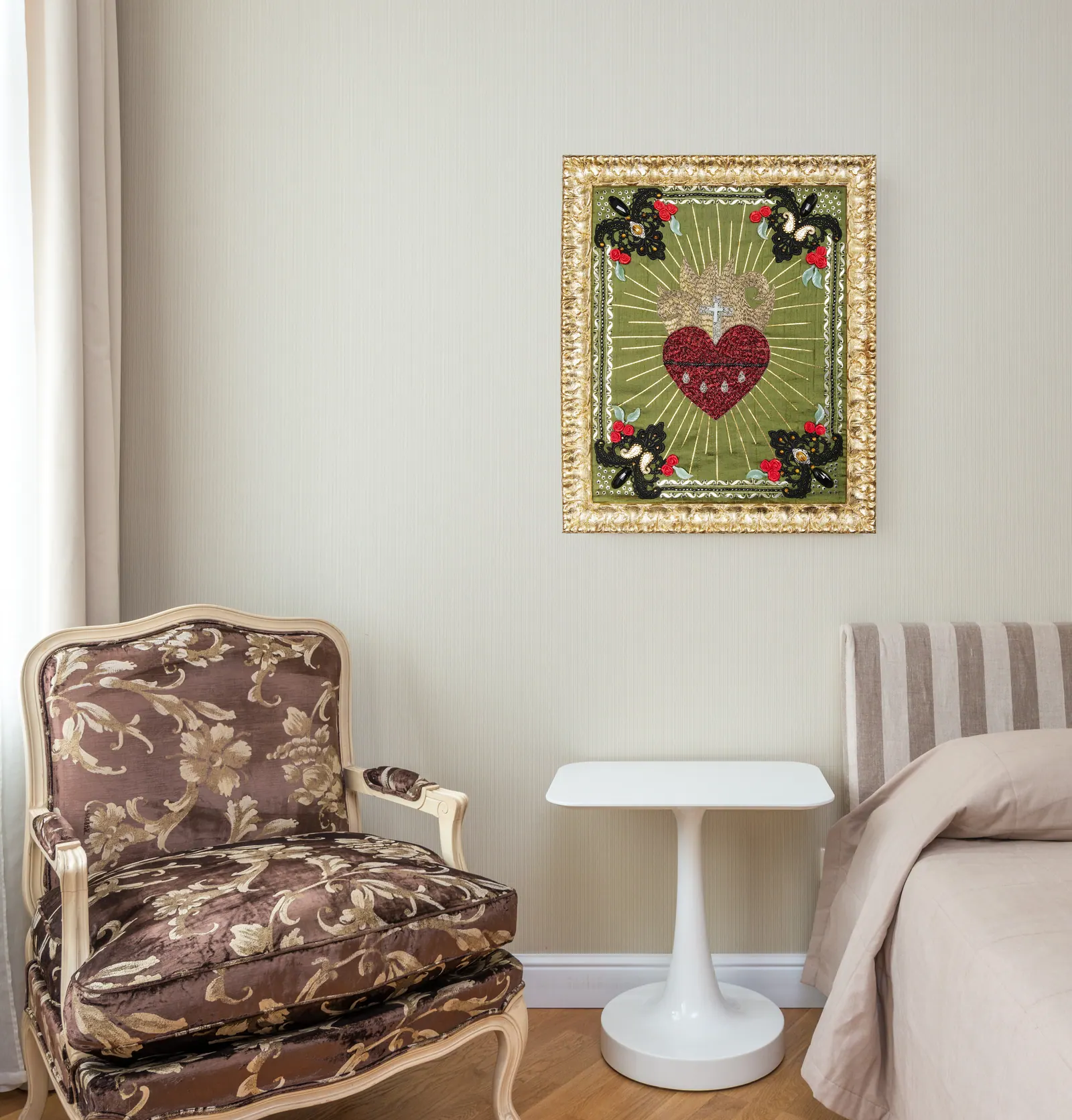 Montage : Cœur Sacré accroché dans un intérieur