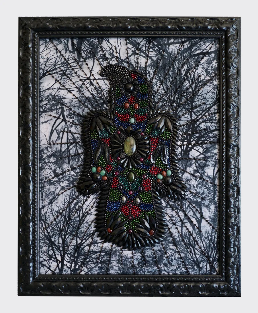 Aigle visigoth brodé de perles et de pierres fines sur un fond de forêt noir et blanc, cadre noir