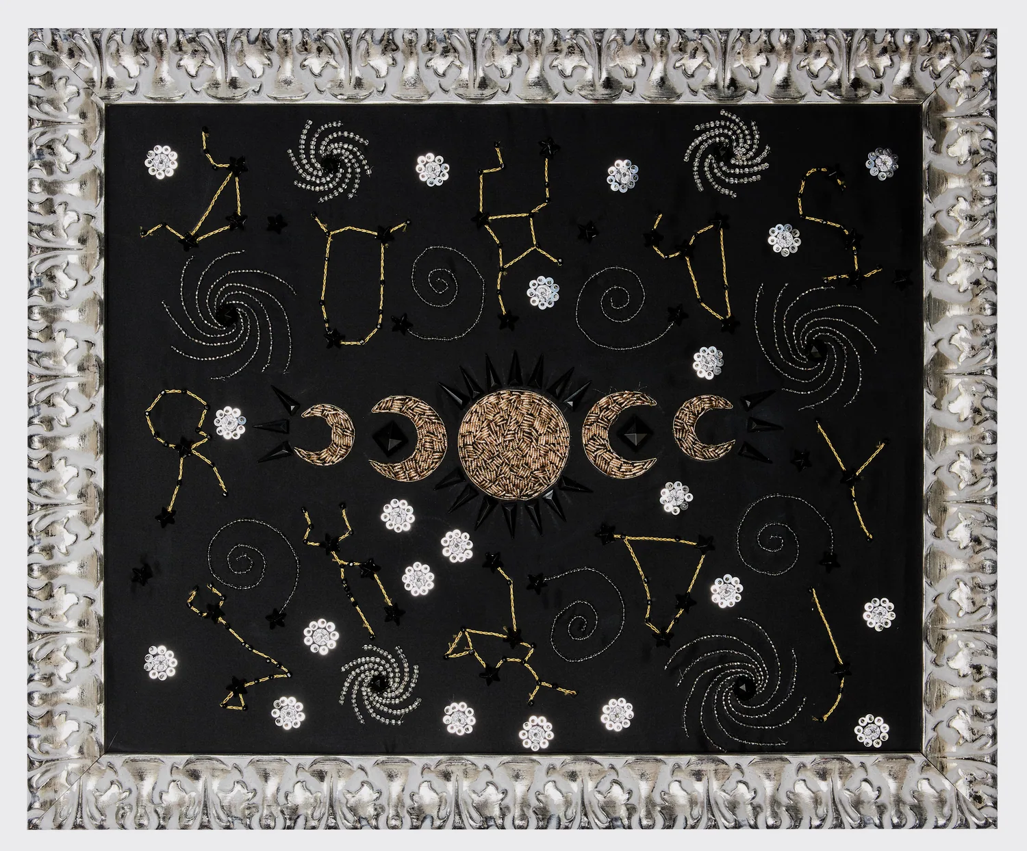 Lunes, galaxies et constellations brodées d’or et de perles sur soie noire, cadre argenté