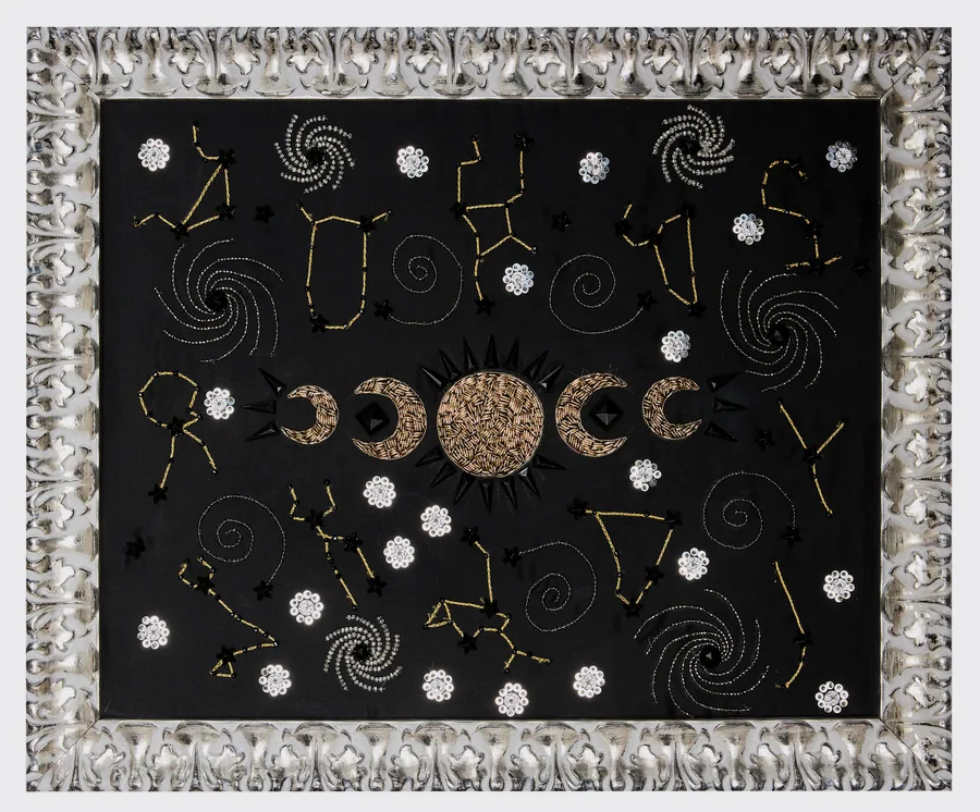 Lunes, galaxies et constellations brodées d’or et de perles sur soie noire, cadre argenté