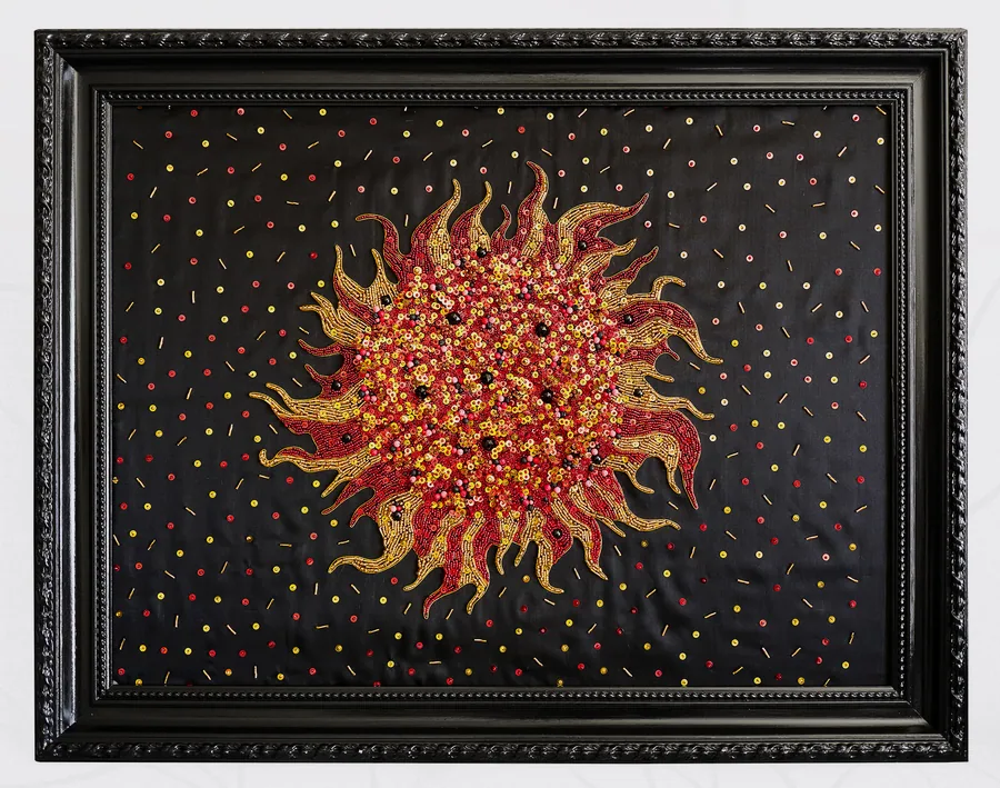 Soleil en éruption brodé de perles rouges et dorées sur soie noire, cadre noir sculpté