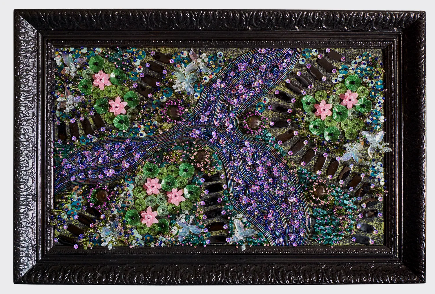 Jardin de perles, de paillettes et de fleurs scintillantes dans des tons violets et verts, cadre noir