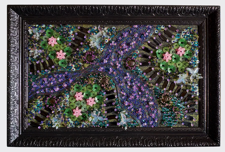Jardin de perles, de paillettes et de fleurs scintillantes dans des tons violets et verts, cadre noir