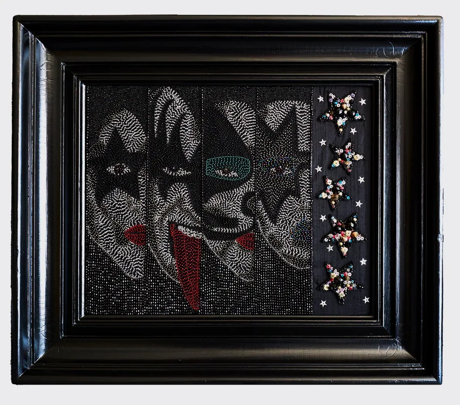 Les visages du groupe KISS brodés de perles noires et colorées, cadre noir