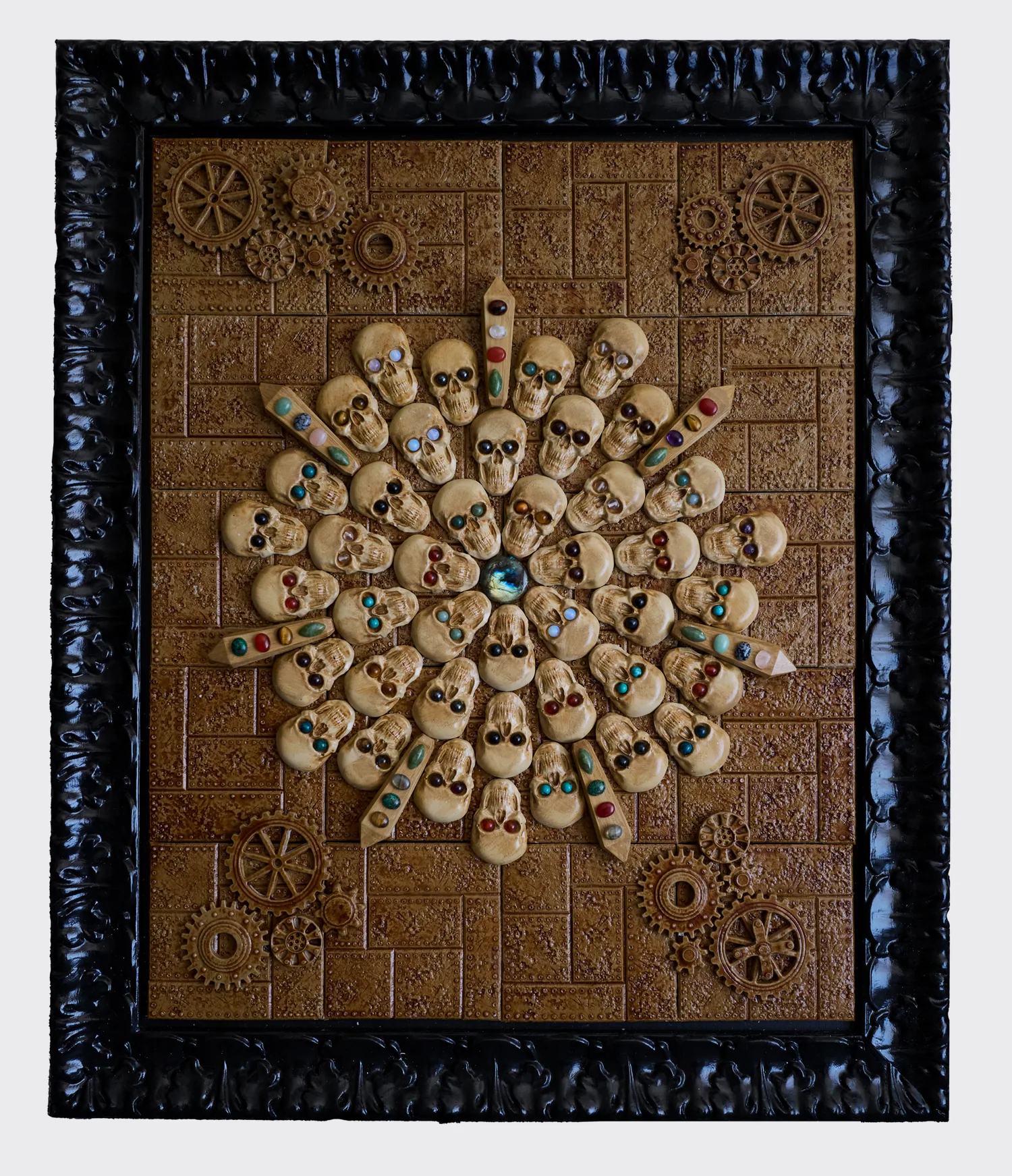Porte recouverte de têtes de mort, de cristaux et de rouages steampunk, entièrement moulée en béton et peinte à la main