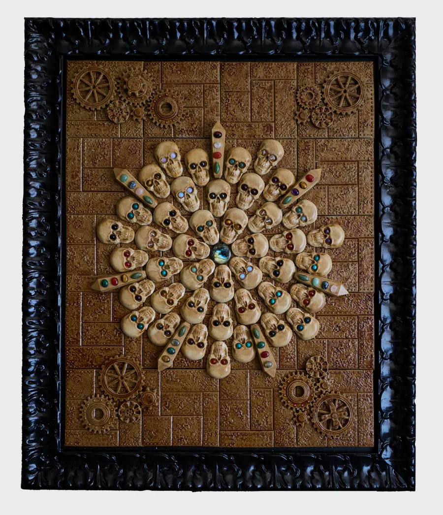 Porte recouverte de têtes de mort, de cristaux et de rouages steampunk, entièrement moulée en béton et peinte à la main