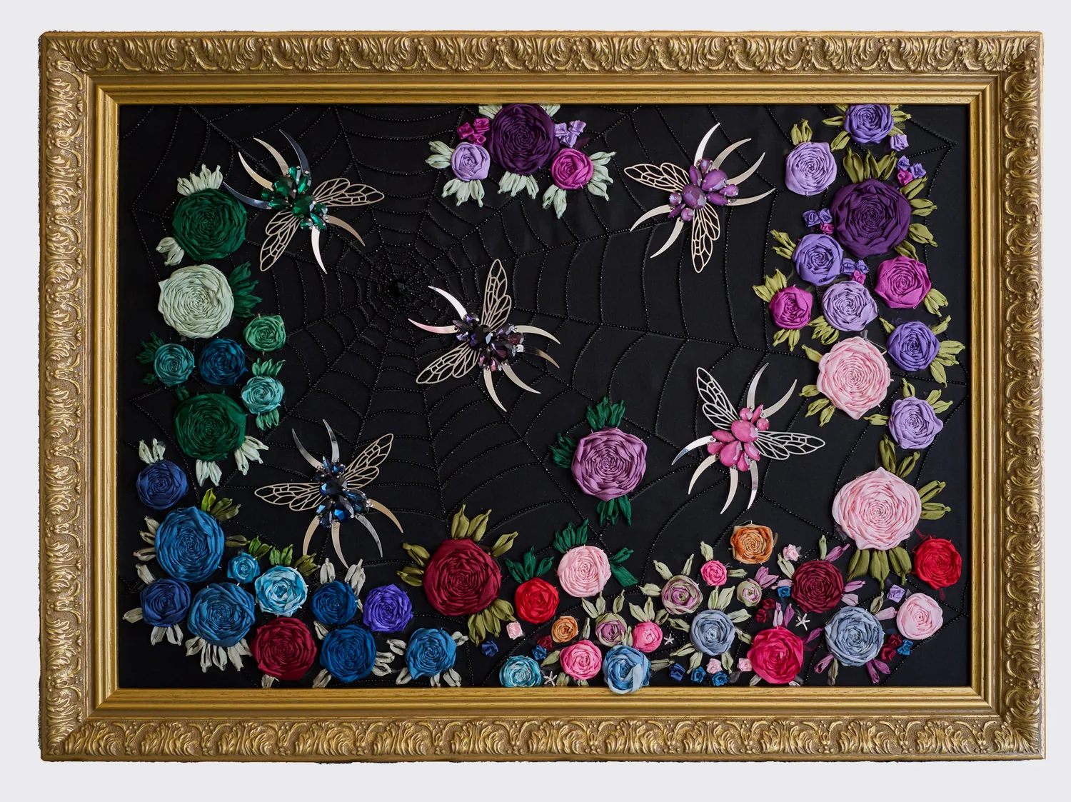 Toile d’araignée en perles noires entourée de roses brodées au ruban de soie, cadre doré