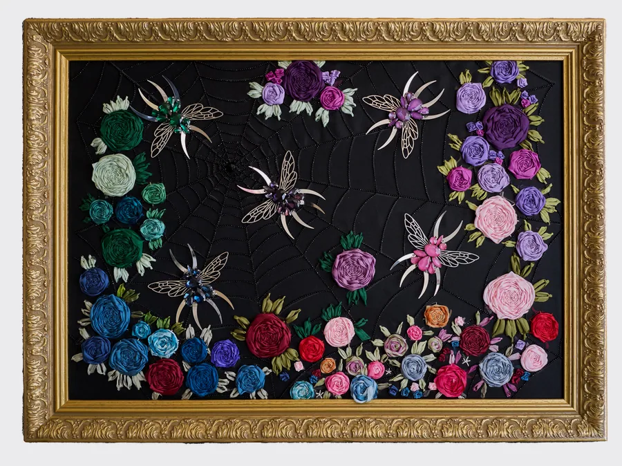 Toile d’araignée en perles noires entourée de roses brodées au ruban de soie, cadre doré