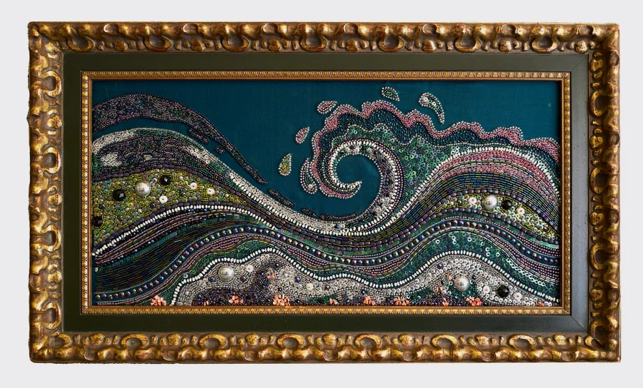 Grande vague brodée de perles et de paillettes sur soie bleu canard, cadre doré