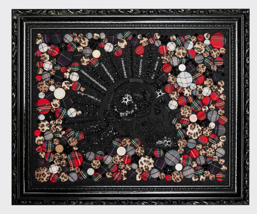 Tête de mort de punk de profil brodée de perles, entourée de boutons en tissu tartan et léopard, cadre noir
