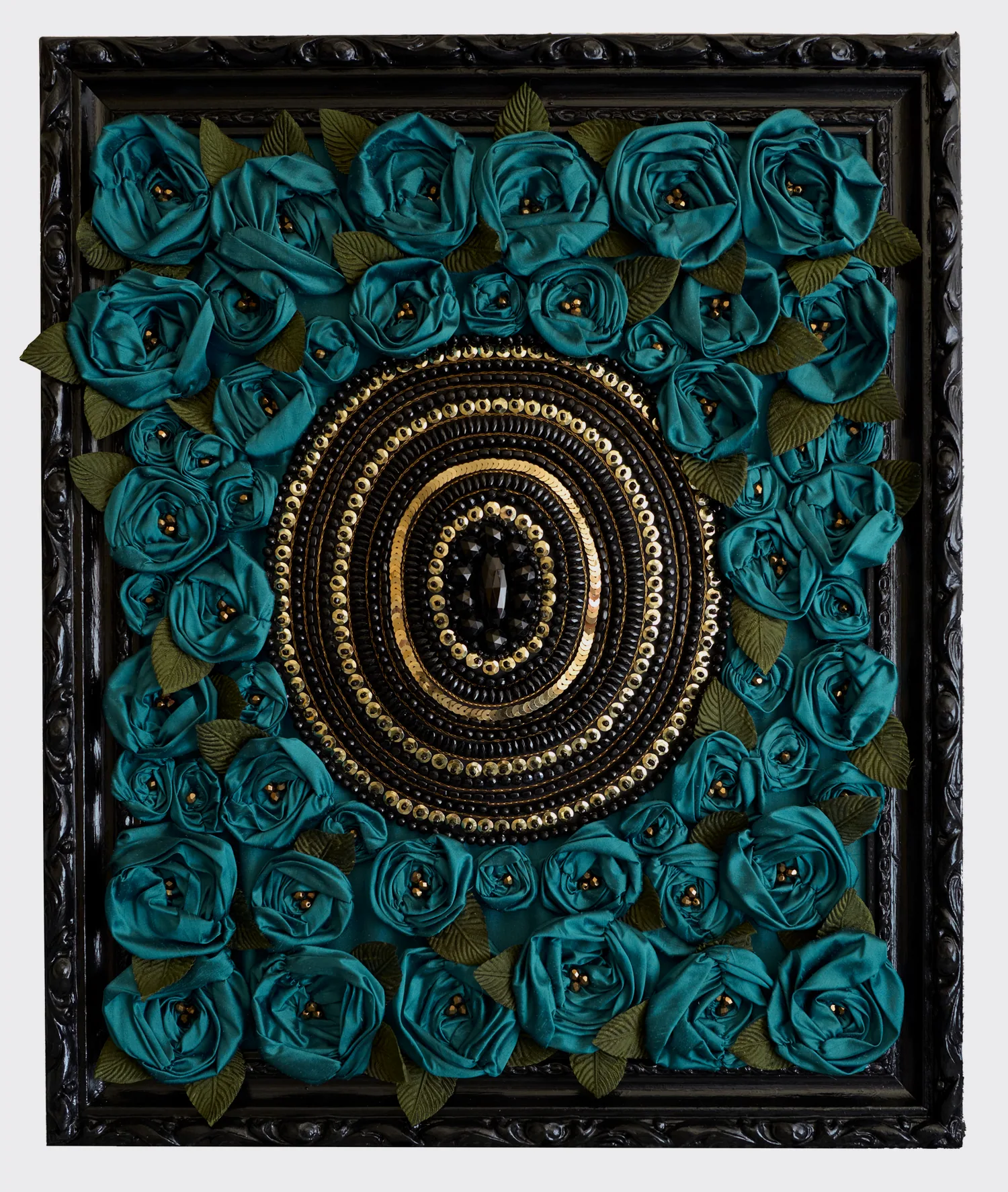 Rosace de perles et de cabochons entourée de roses en soie bleu canard, cadre noir