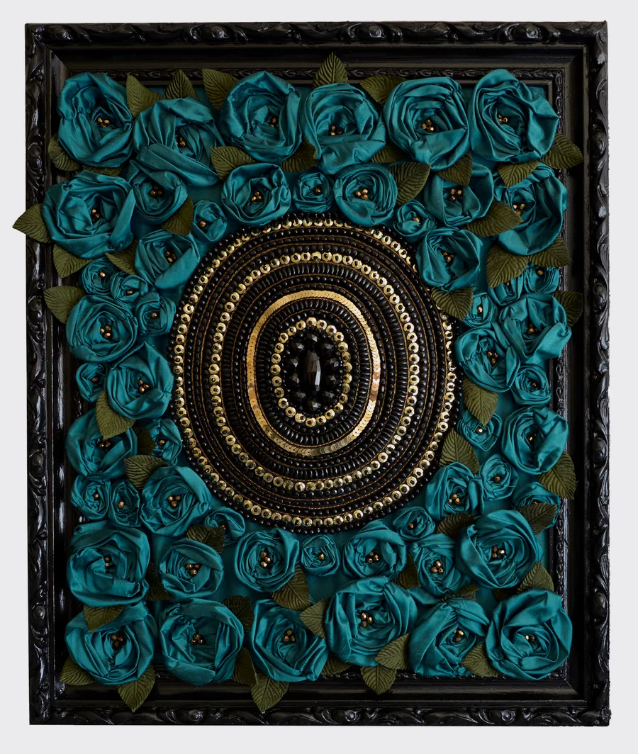Rosace de perles et de cabochons entourée de roses en soie bleu canard, cadre noir