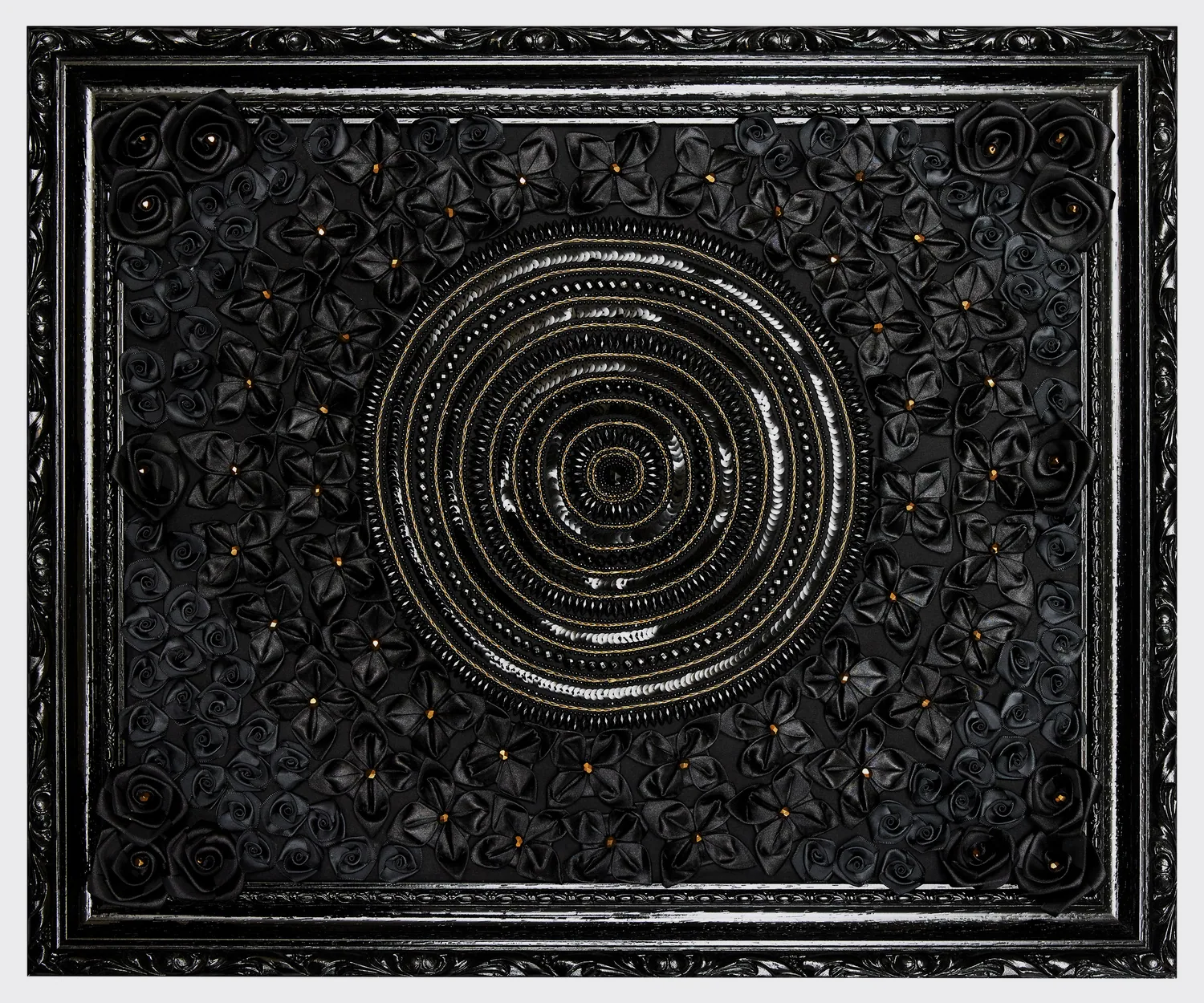 Rosace circulaire de perles entourée de roses de satin noires, cadre noir