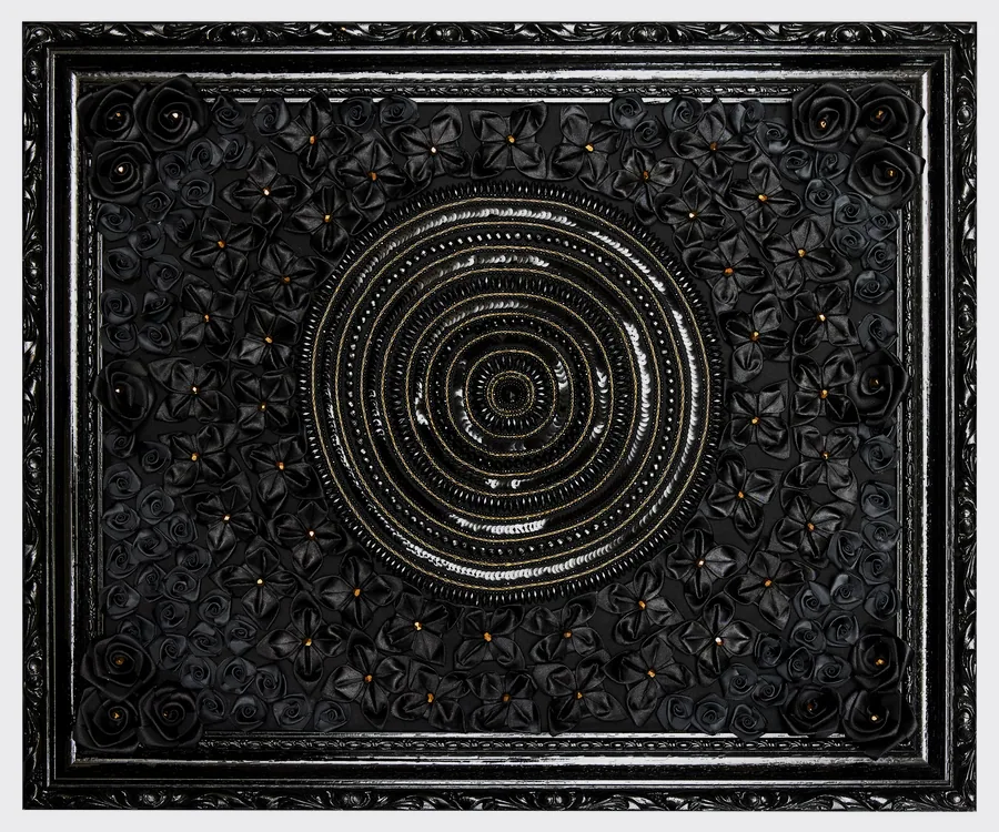 Rosace circulaire de perles entourée de roses de satin noires, cadre noir