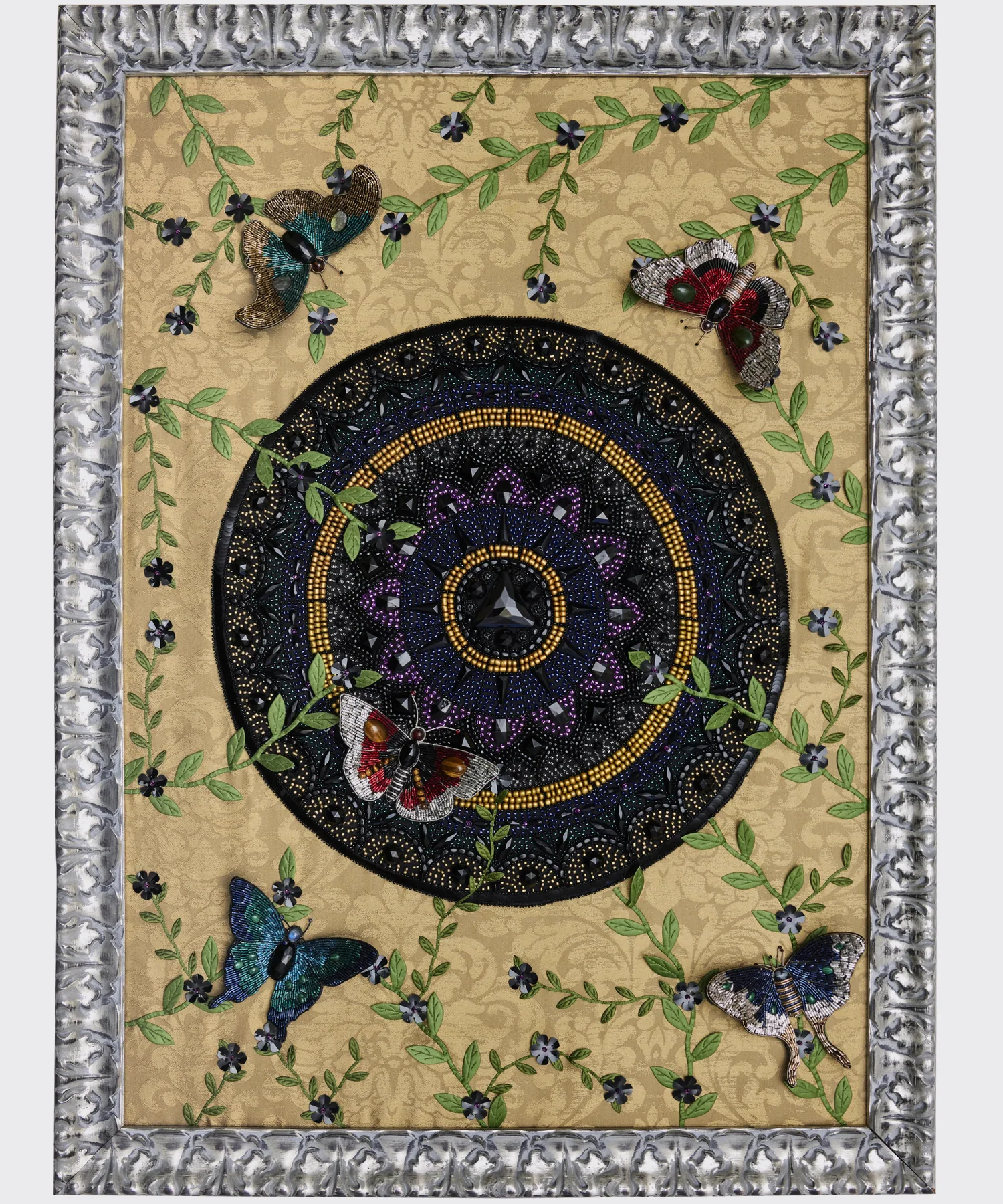 Vitrail circulaire de perles entouré de papillons brodés d’or sur un fond baroque en soie, cadre argenté