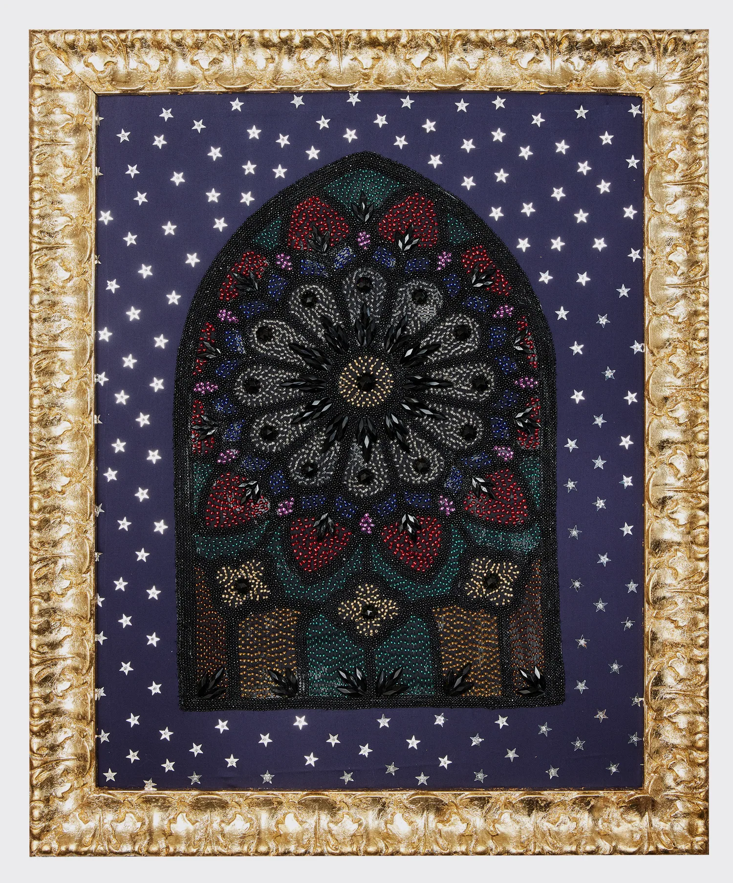 Vitrail en arc brodé de perles et de cabochons sous un ciel étoilé bleu nuit, cadre doré