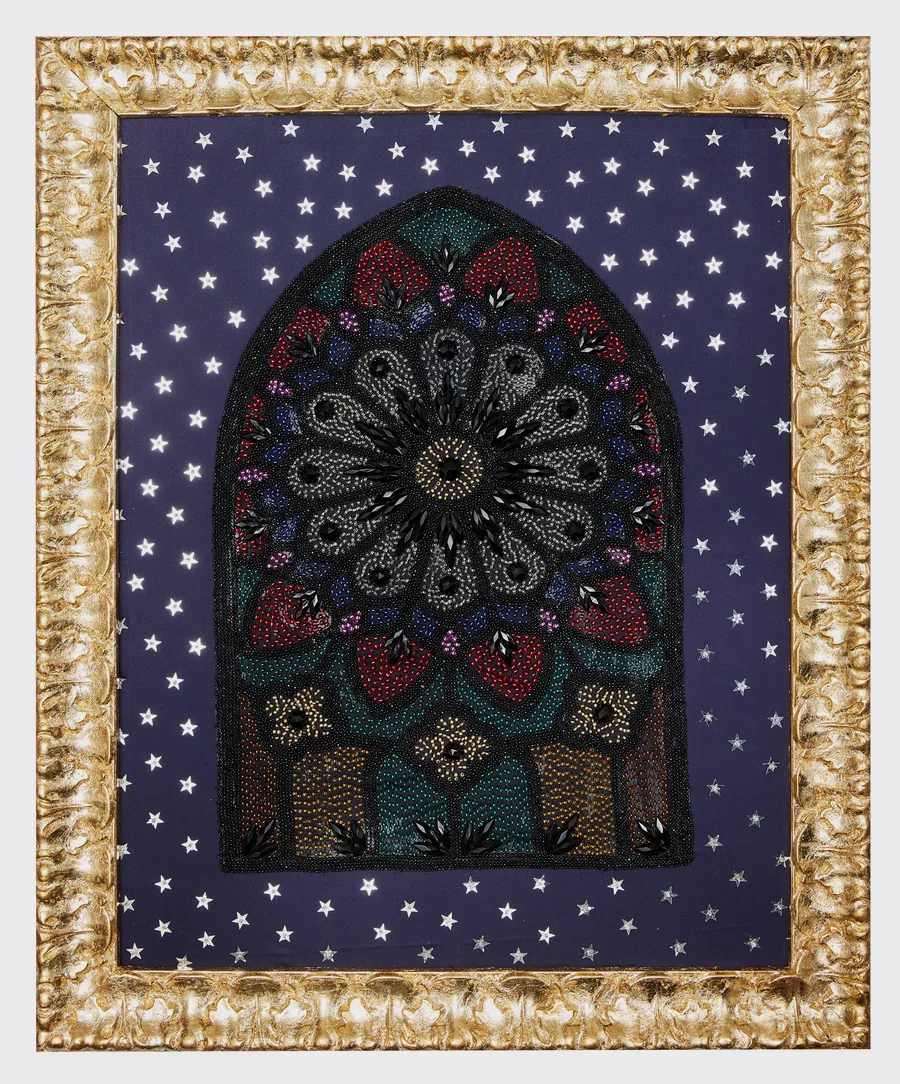 Vitrail en arc brodé de perles et de cabochons sous un ciel étoilé bleu nuit, cadre doré