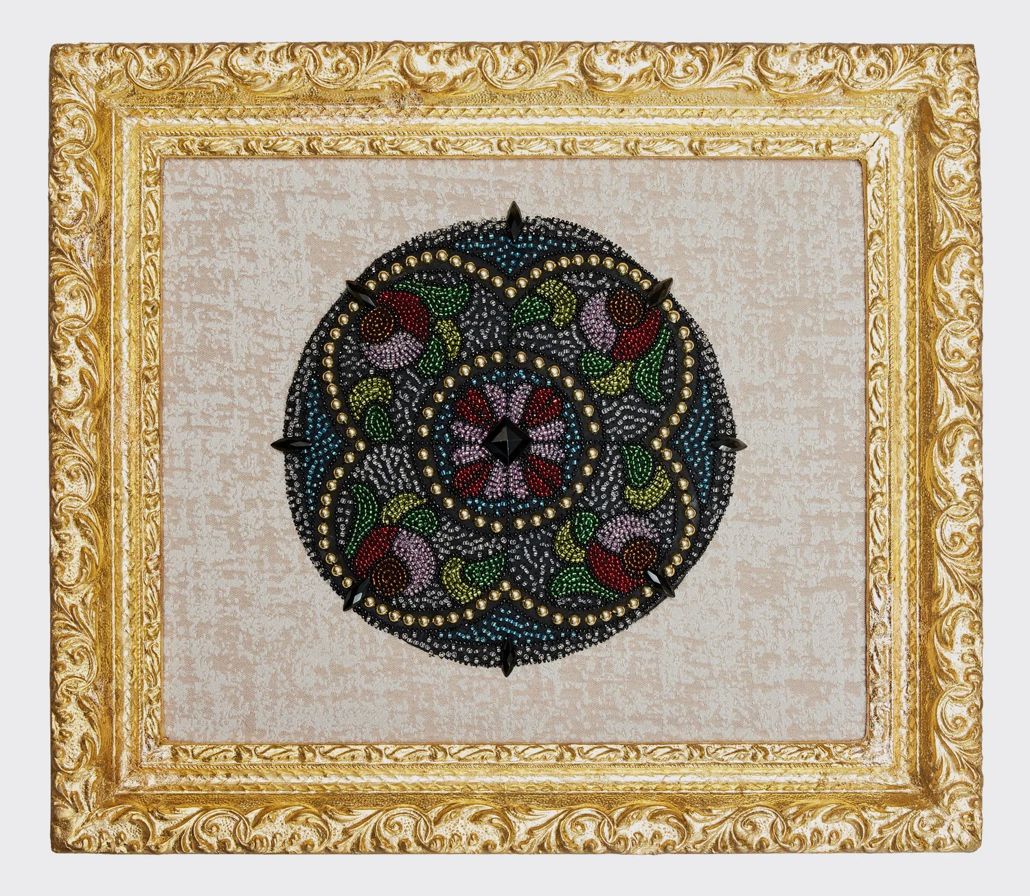 Vitrail circulaire en relief fait de perles et de cabochons sur un fond de lin, cadre doré à la feuille