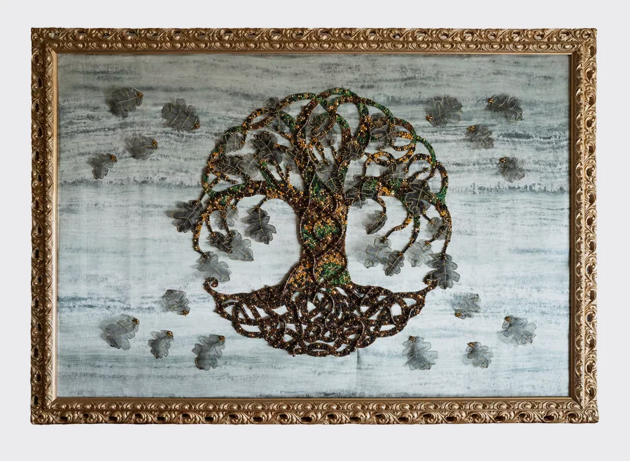 L’Arbre Monde brodé de perles dorées, vertes et brunes sur un fond de soie grise, cadre doré baroque